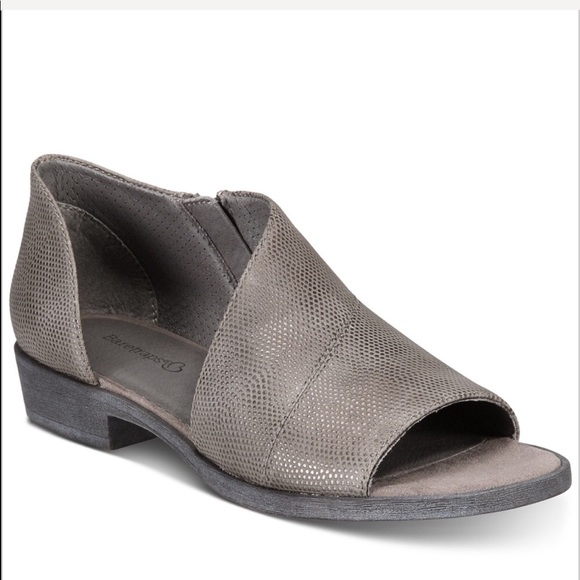 Baretraps | Sedina Gray Cut Out Flat Sandals - Picture 7 of 7